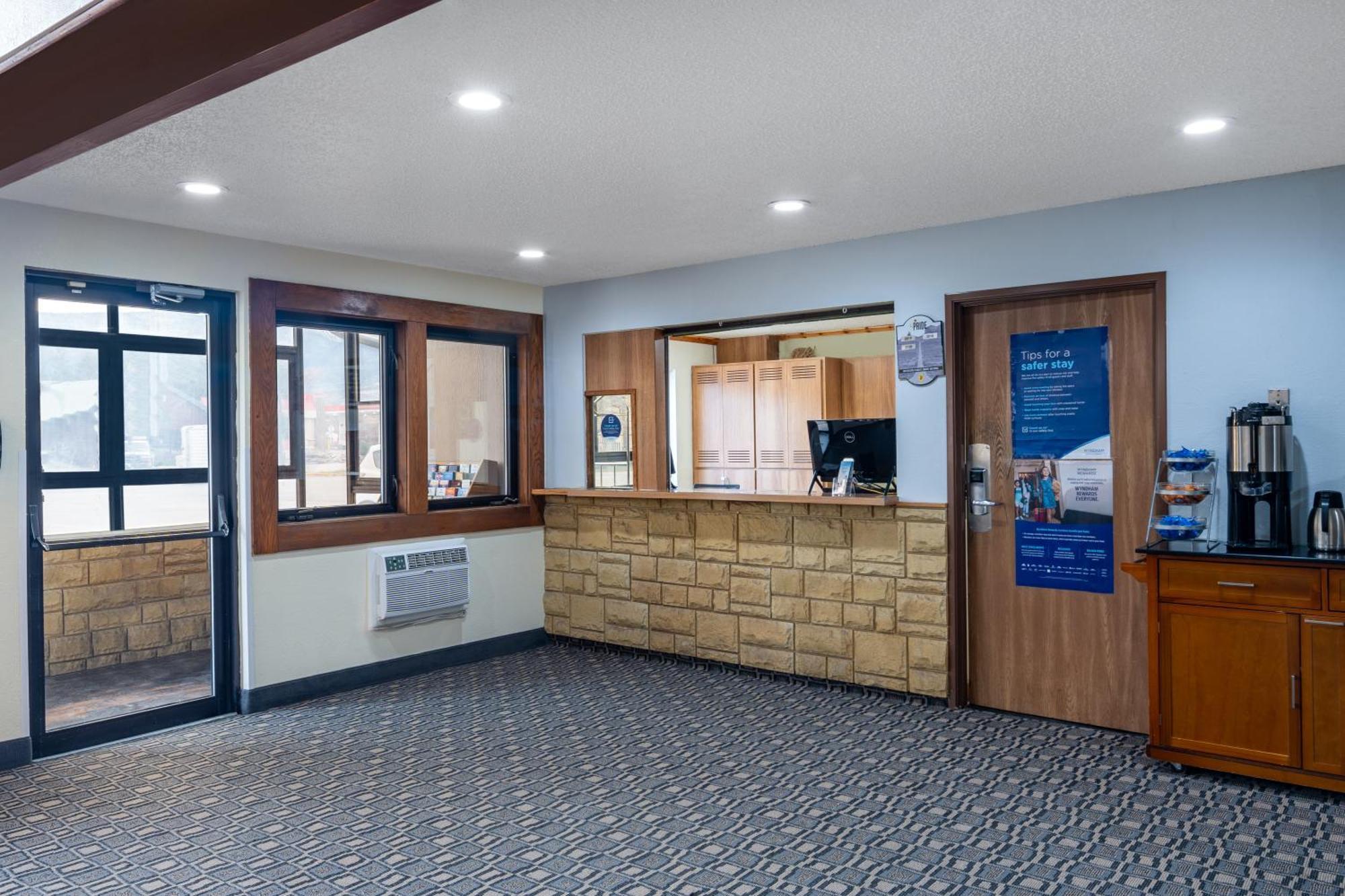 Super 8 By Wyndham Livingston Yellowstone Exterior foto